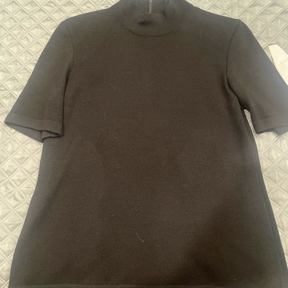 Women’s black short sleeve St John shell, size medium - Picture 4 of 4